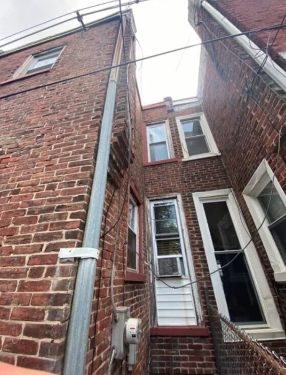 Building Photo - 152 N Robinson St