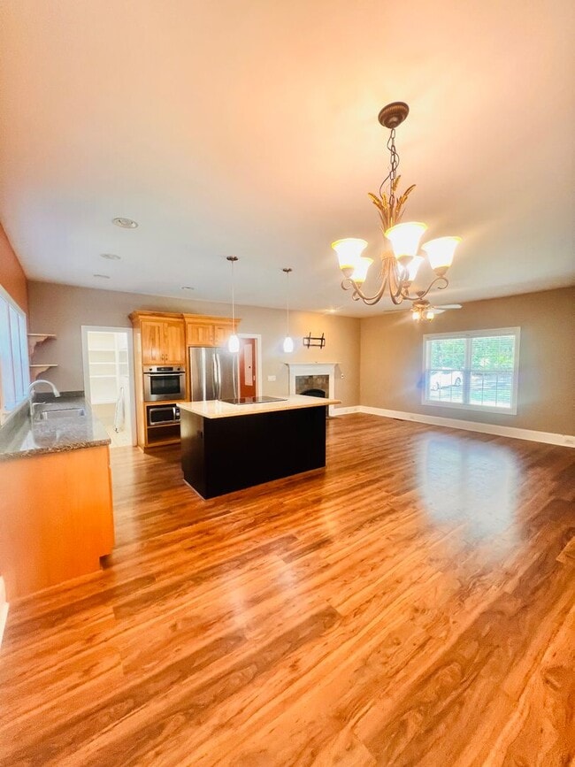 Building Photo - Tucked Away 3 Bedroom Gem on Private Road ...