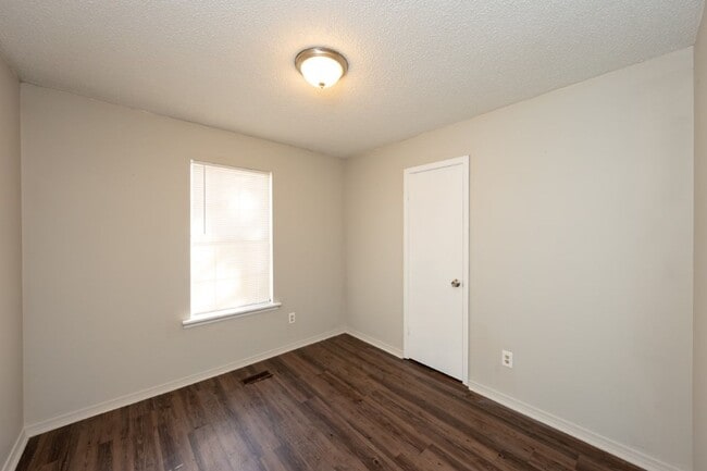 Building Photo - 581 Ridgewood Dr