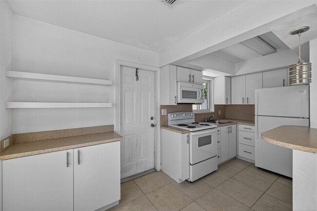 Building Photo - 4331 NE 5th Ave