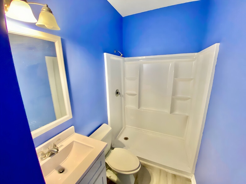 En-suite bathroom, upgraded walk-in shower. - 4240 Wilshire Blvd