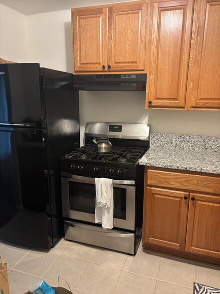 Kitchen Gas Stove & Fridge - 2616 Redcoat Dr