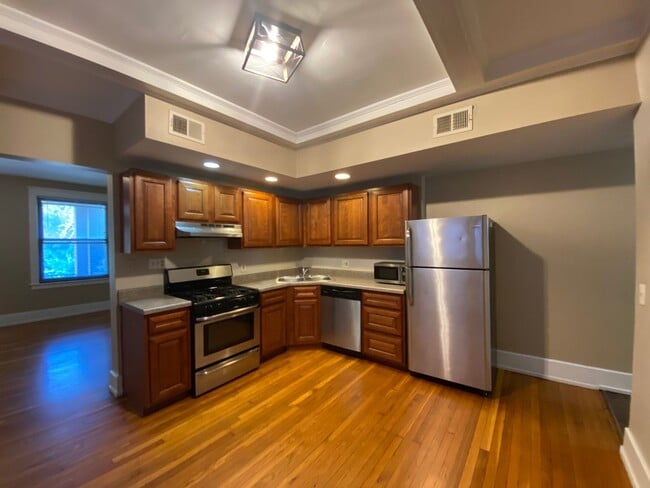 Building Photo - Renovated huge 2br/1ba in Shaw neighborhood,