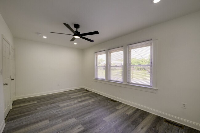Building Photo - Charming & Renovated Petworth Rowhouse with Parking -  Available Now!