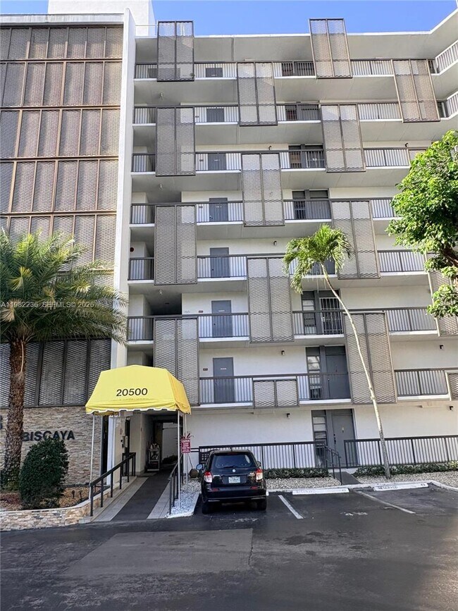 Building Photo - 20500 W Country Club Dr