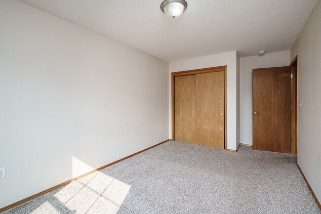 Building Photo - 3 bedroom 2.5 Bath - On Dead End Street - Low Maintenance Fenced Yard - Community Center with Swi...