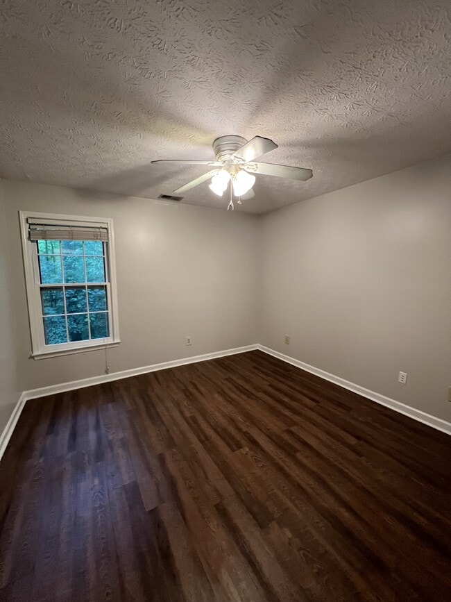 Building Photo - 1080 Sharon Pl