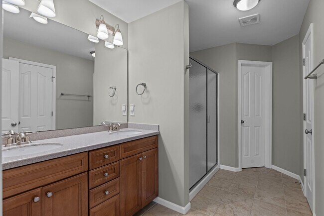 Building Photo - Gorgeous 3 Bedroom Townhome w/ Premium Finishes & Amenities - Pet Friendly!