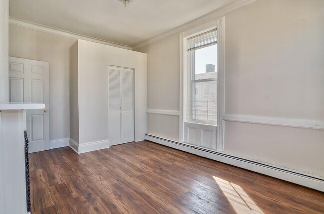 Building Photo - 118 Bowers St