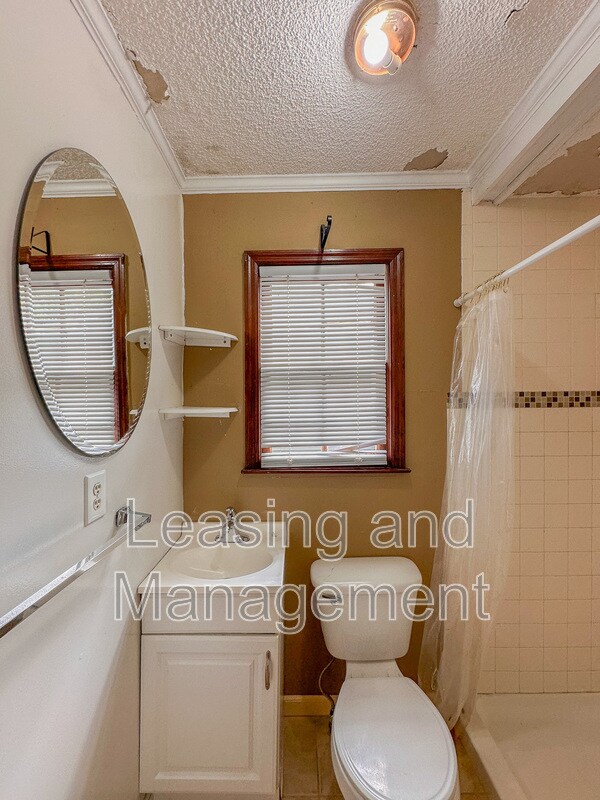 Building Photo - 211 W Poplar St