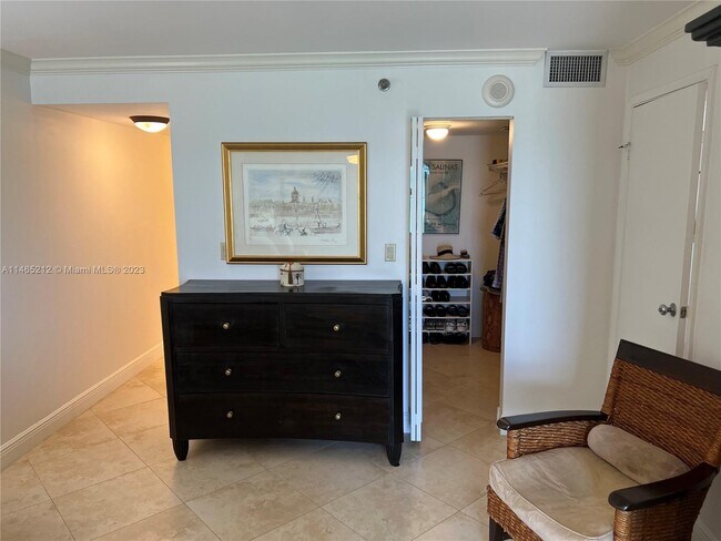 Building Photo - 2625 Collins Ave