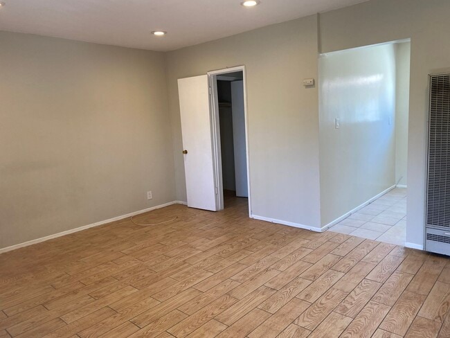 Building Photo - 220 W Spazier Ave