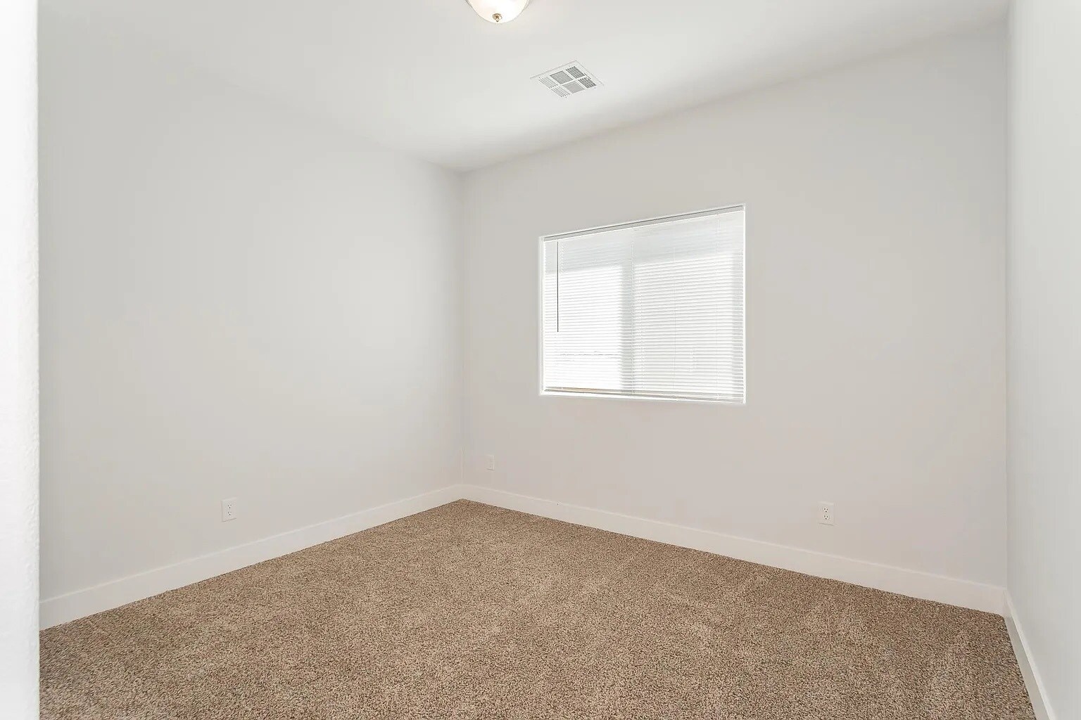 Building Photo - 1681 S Dandelion St