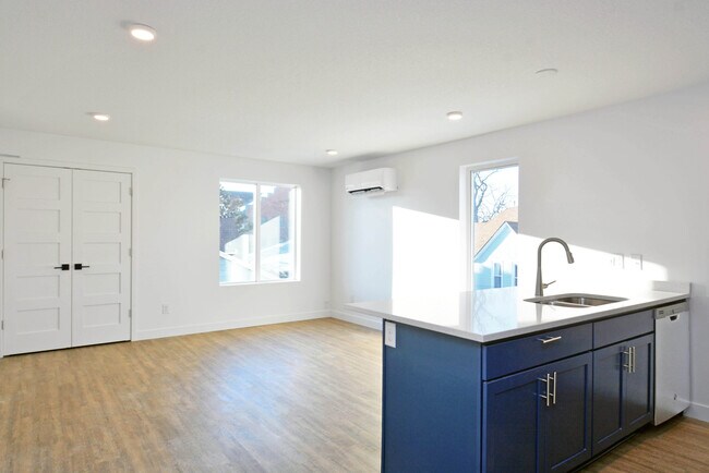 Building Photo - 2909 Grand St NE