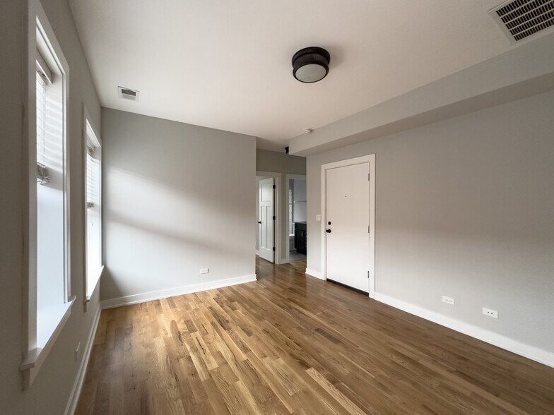 Building Photo - 2206 W Eastwood Ave