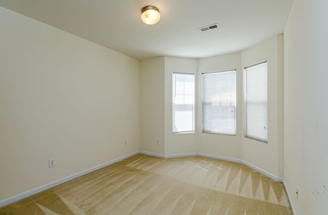 Building Photo - Maintenance-Free beautiful  3 bedroom 2.5 bath townhouse in Burlington