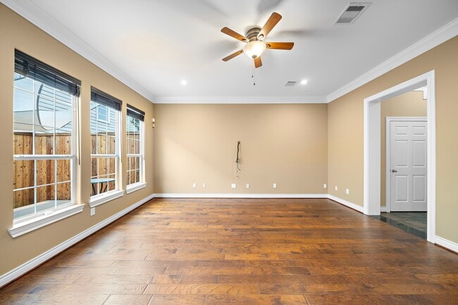 Building Photo - 2927 Clinton Dr