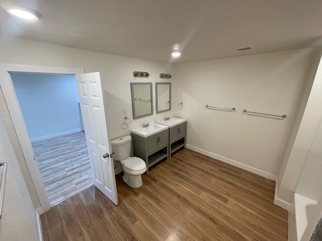 Building Photo - 542 E Barnard St