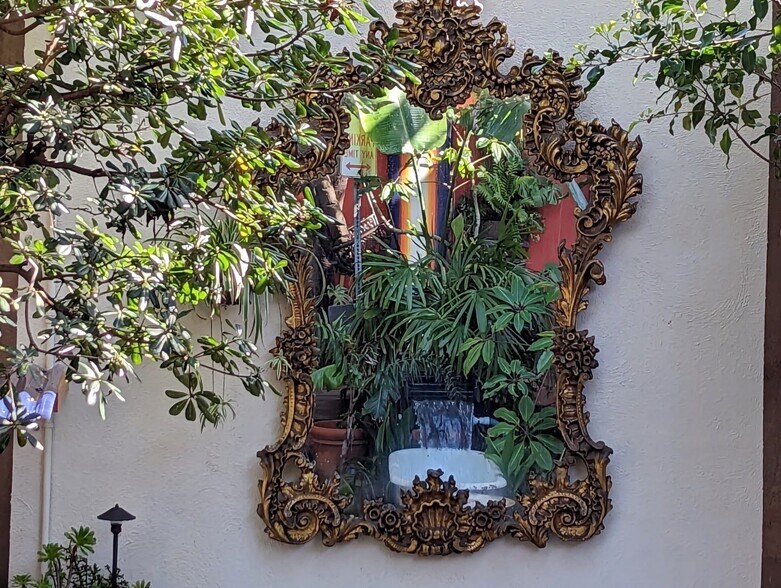 Shared courtyard with four other bungalows - 2918 Pacific Ave