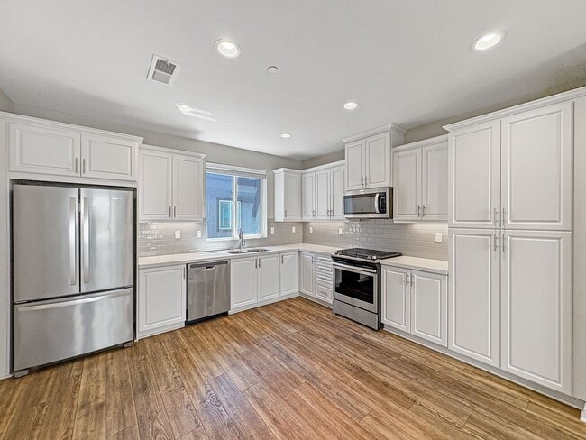 Building Photo - Stunning Escondido 3BR/3.5BA Home Availabl...