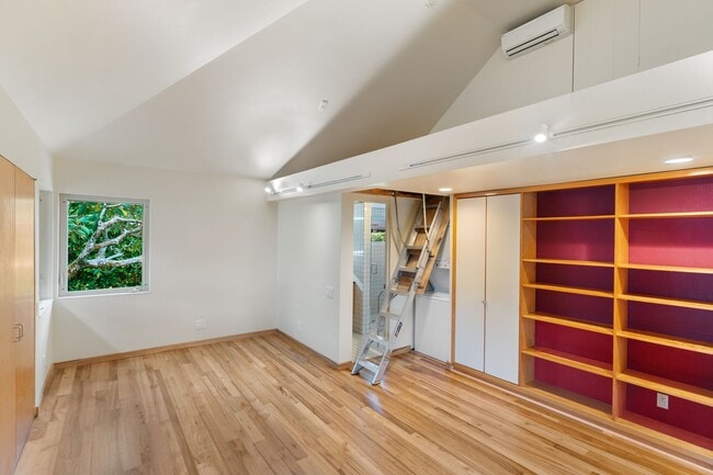 Building Photo - Lovely 2/2 Makiki Heights Home - Utilities...