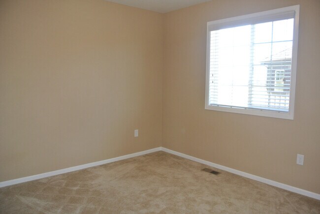 Building Photo - 5Bed/3.5Bath Home in Blackstone Country Club Community