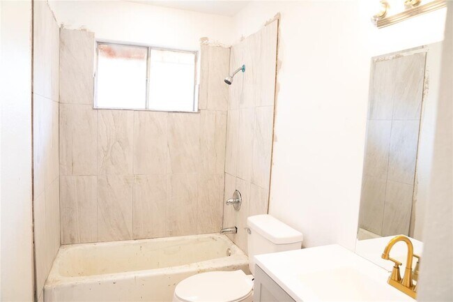Building Photo - 4451 Oak Shadows Dr