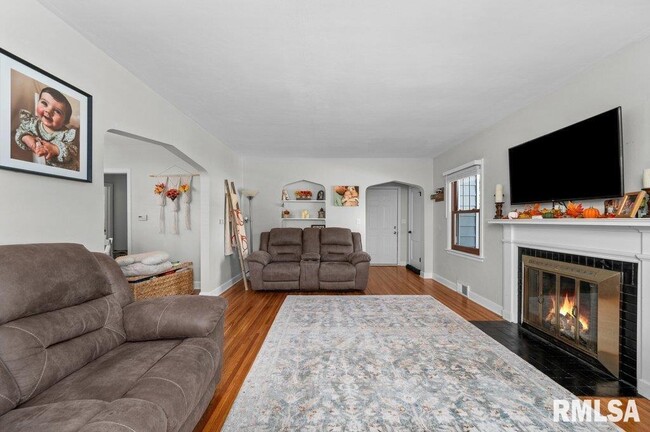 Building Photo - 2133 Warren St