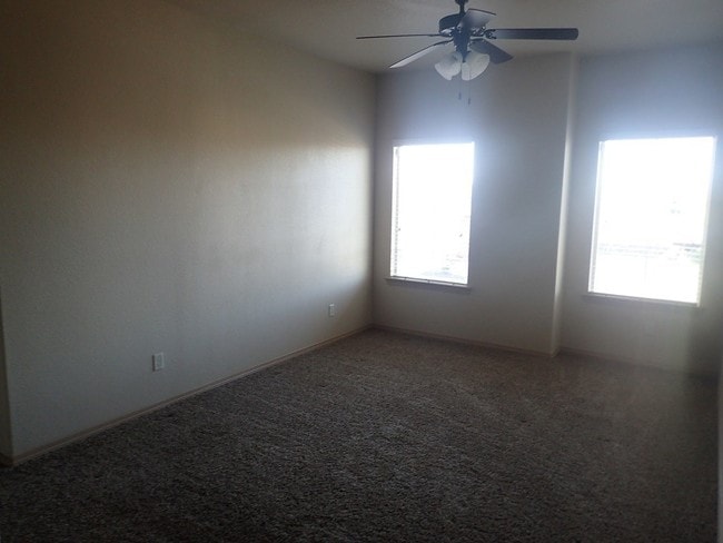 Building Photo - 13836 Hollywood Dr