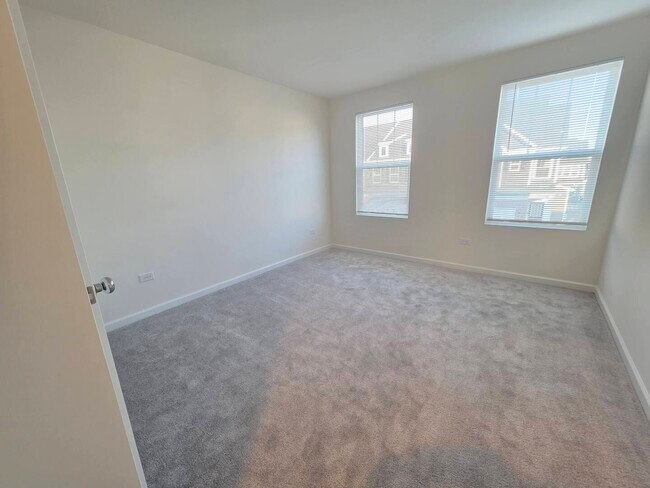 Building Photo - 5919 Hawkweed Dr