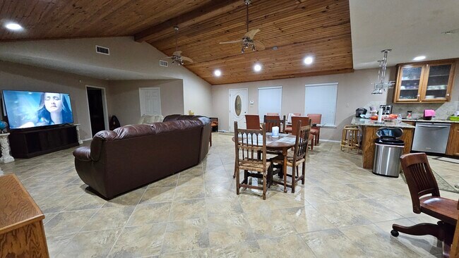 Building Photo - 8565 Lorene St