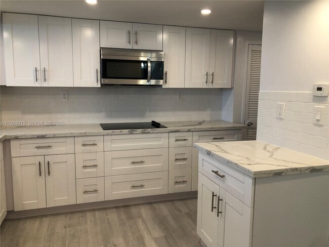 Building Photo - 905 Brickell Bay Dr