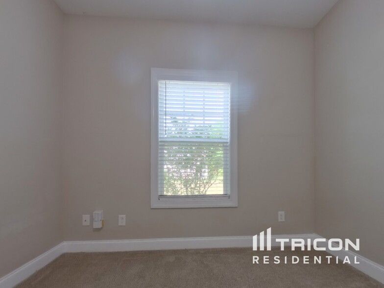 Building Photo - 128 Iverson Pl
