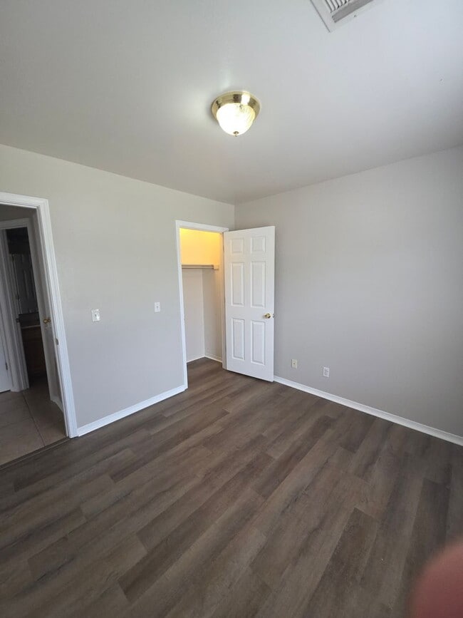 Building Photo - 102 Willow Creek Dr
