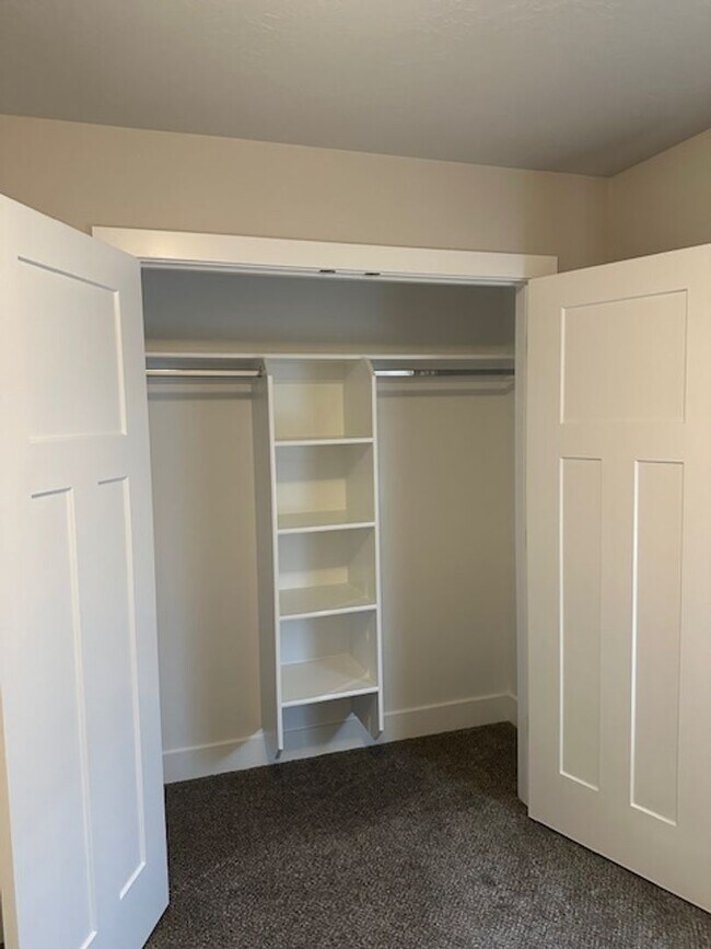 Building Photo - Amazing 3 bed, 2.5 bath with 2 car garage townhome!