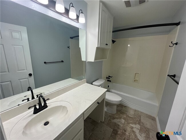 Building Photo - 2013 Highland Dr