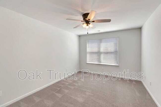 Building Photo - 703 Hilchot Dr