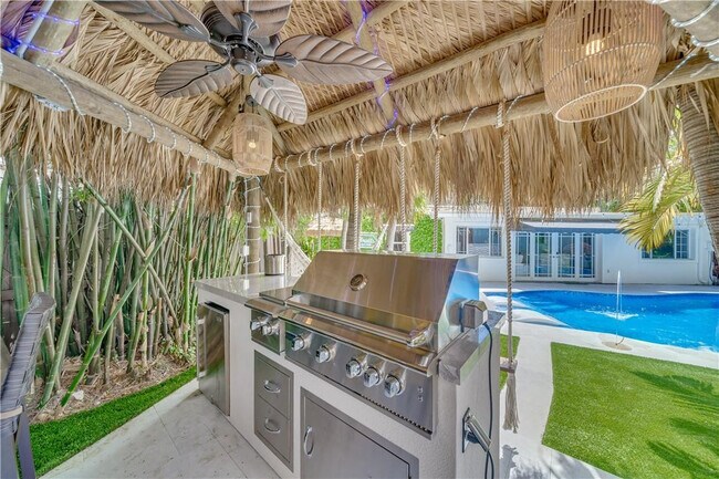 Building Photo - 417 NE 15th Ave