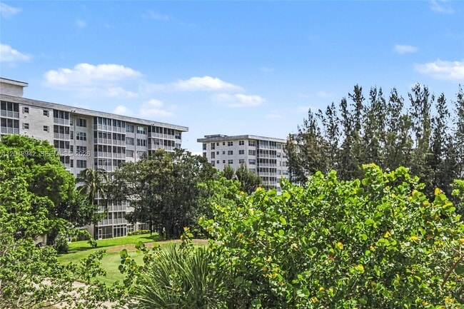 Building Photo - 3250 N Palm Aire Dr