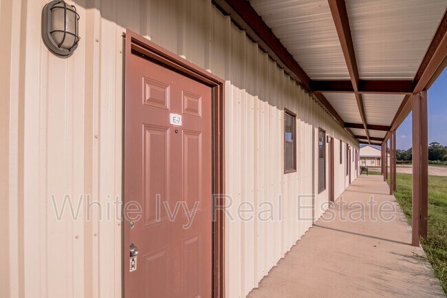 Building Photo - 875 FM 1696