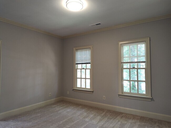 Building Photo - Stunning home located in the Popular Piper Glenn Community!