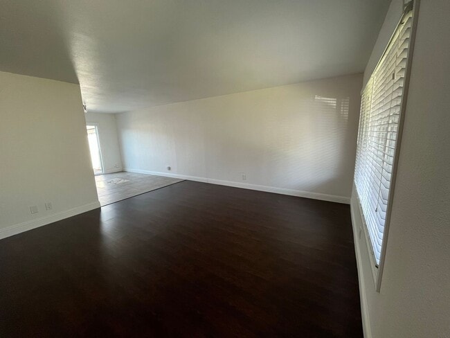 Building Photo - Spacious 3 Bedroom 1.5 Bath!!