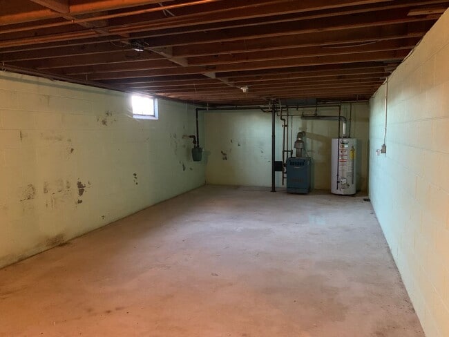 Building Photo - Move-in ready!! Bonus room that could easi...