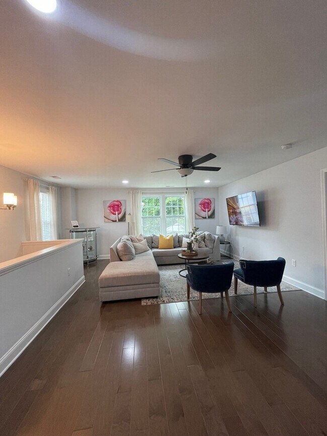 Building Photo - Beautifully Furnished 4-Bedroom Home with ...