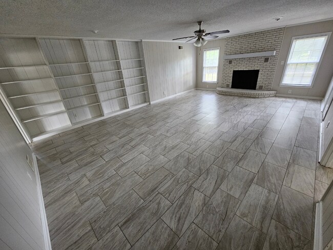 Building Photo - Massive 4BR/3BA Memphis Rental | Brick Fireplace & Built-Ins | Fenced Yard!