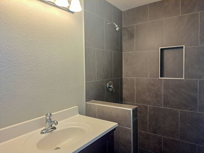 Building Photo - 5 bedroom / 2 bath