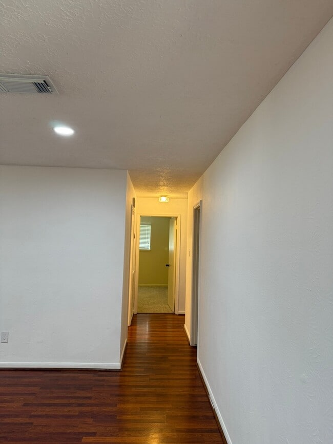 Building Photo - 515 Tresvant Dr