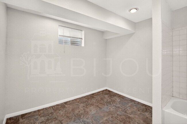 Building Photo - NEW Carpet and Paint!!!