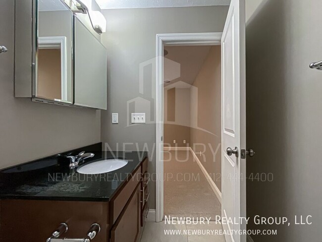 Building Photo - 2 Bedroom, 2.5 Bath Townhome - Discover th...