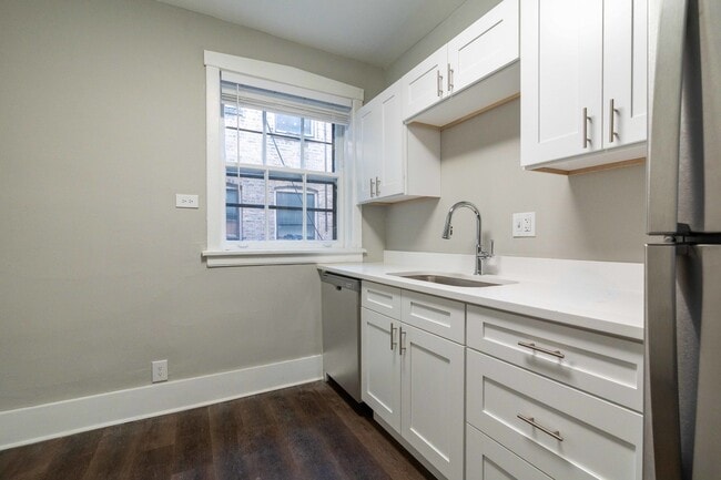 Building Photo - 7420 N Damen Ave